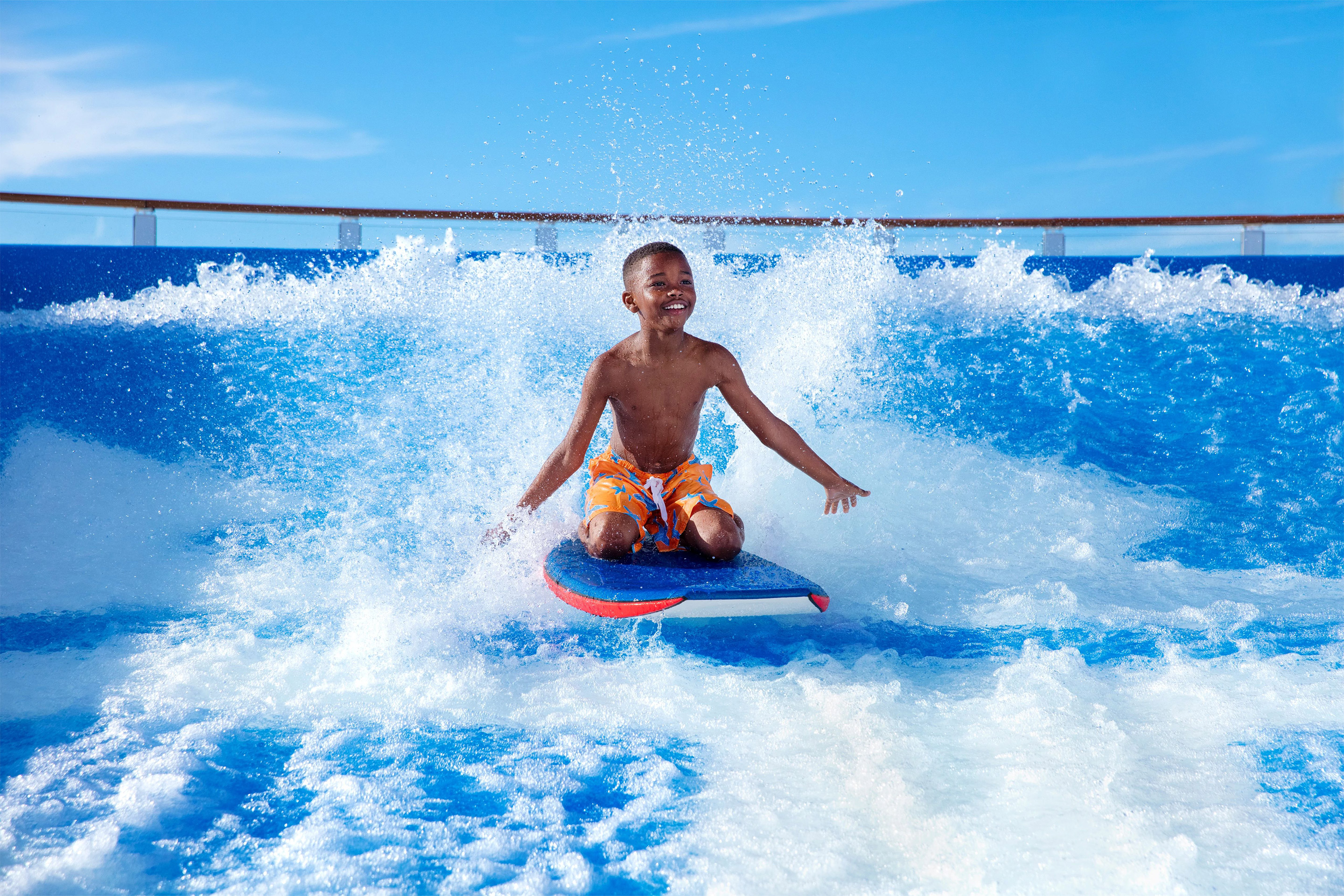 Niño en Flowrider en la tabla de boggie