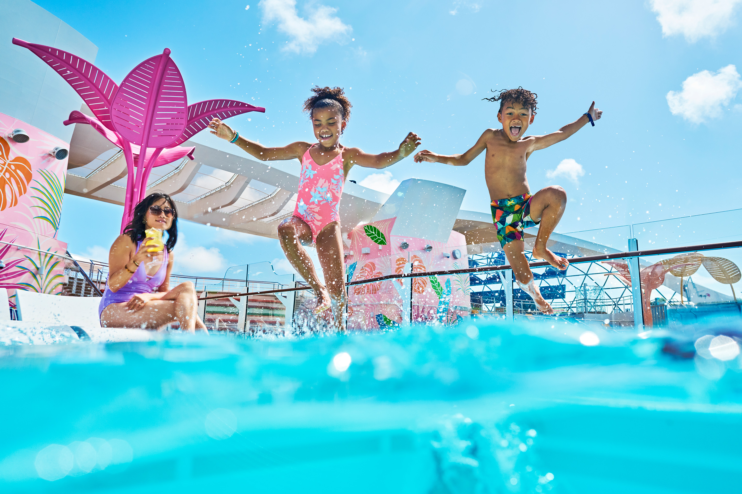 Bambini che saltano in piscina