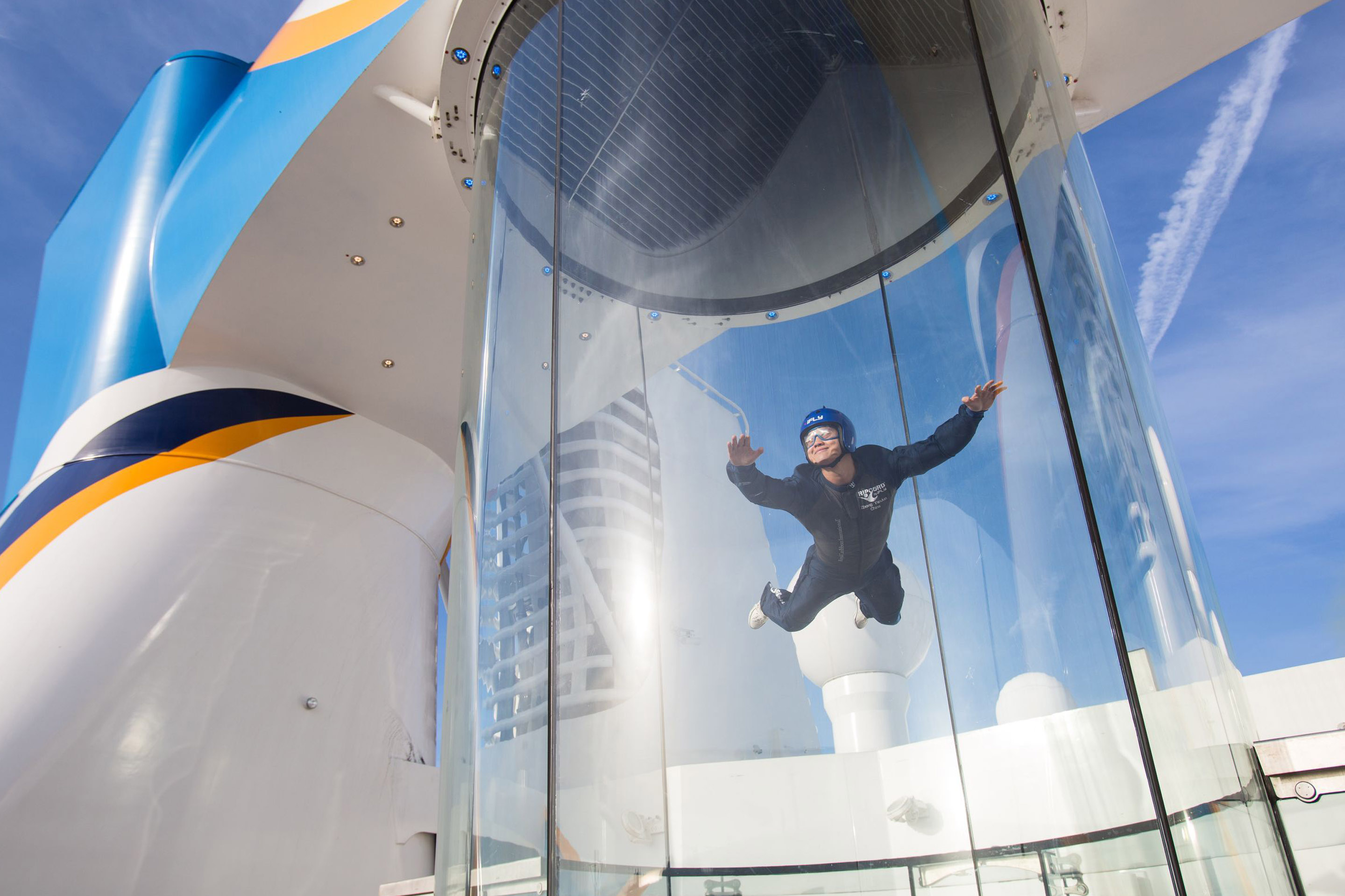 Istruttore che fluttua nell'aria, attività Ripcord by iFly