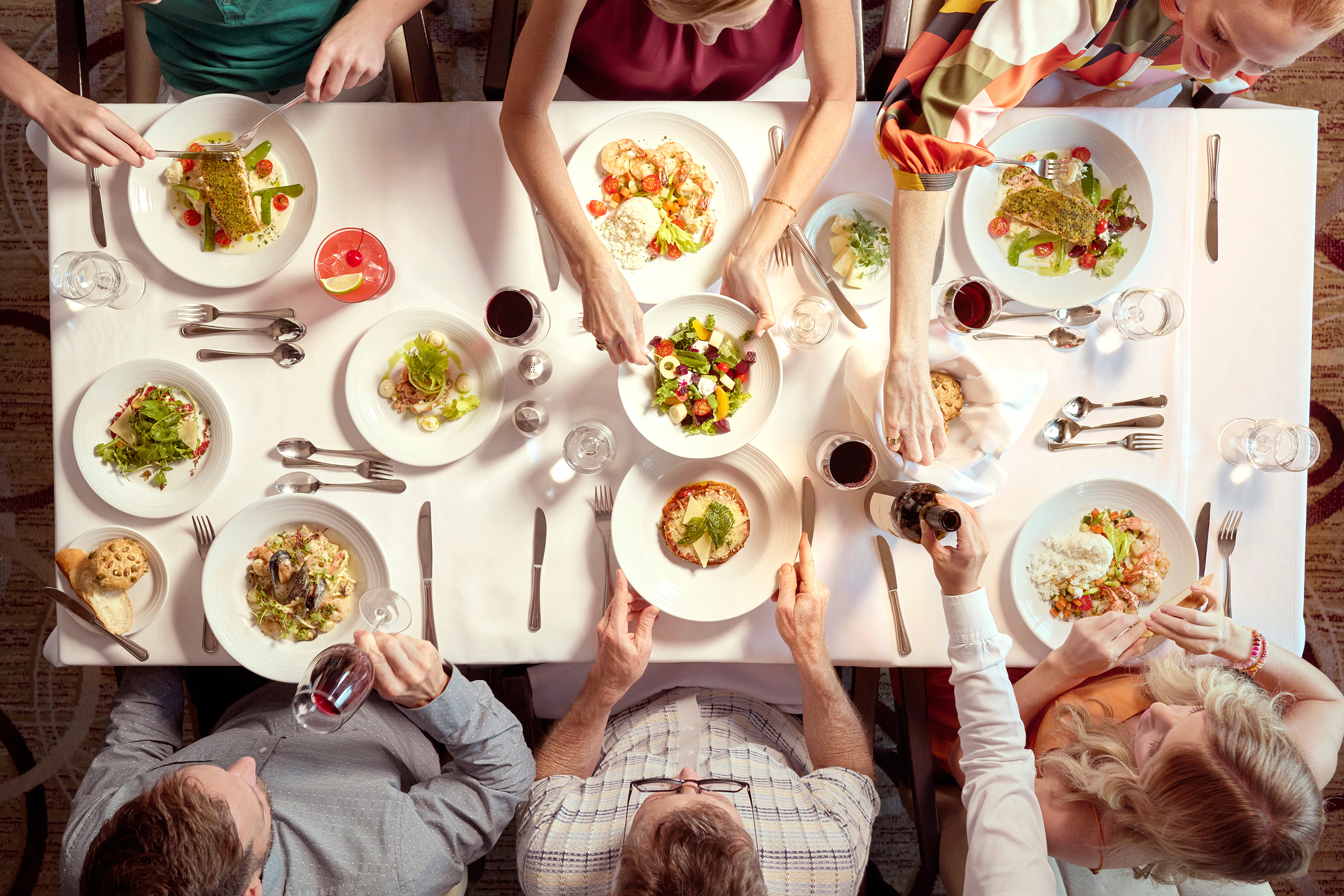 Symphony of the Seas, Hauptspeisesaal, hoch zu niedrig, Abendessen, Wein, große Familie